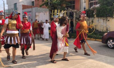 Realizan multitudinarios Viacrucis en Coatzacoalcos