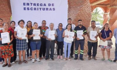 Entregan escrituras gratuitas de fundo legal a familias de Cosoleacaque