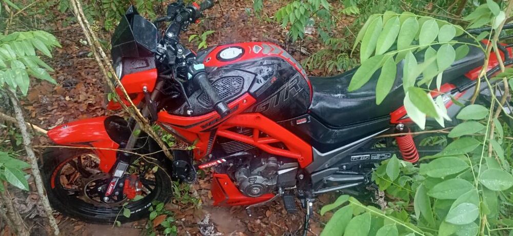 Abandonan motocicleta deportiva entre la maleza en pleno Centro de Oteapan