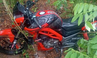 Abandonan motocicleta deportiva entre la maleza en pleno Centro de Oteapan