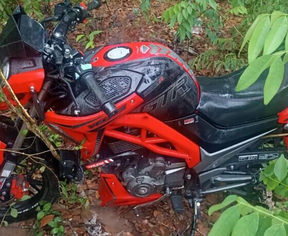 Abandonan motocicleta deportiva entre la maleza en pleno Centro de Oteapan