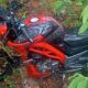 Abandonan motocicleta deportiva entre la maleza en pleno Centro de Oteapan