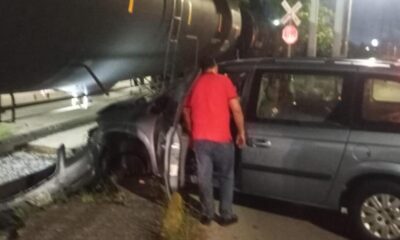 🚨 No vio el tren y terminó debajo del vagón en pleno cruce