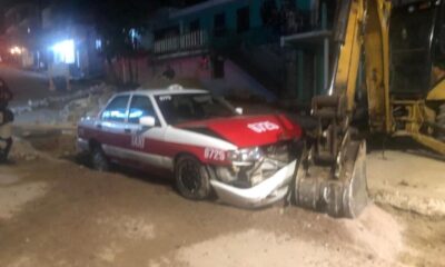 Choca su taxi contra una “mano de chango” y lo abandona en la colonia Benito Juárez de Coatzacoalcos.