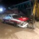 Choca su taxi contra una “mano de chango” y lo abandona en la colonia Benito Juárez de Coatzacoalcos.