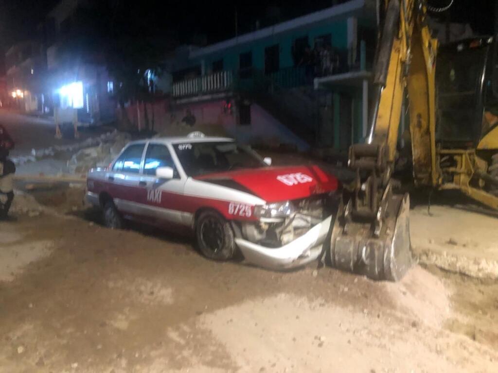 Choca su taxi contra una “mano de chango” y lo abandona en la colonia Benito Juárez de Coatzacoalcos.