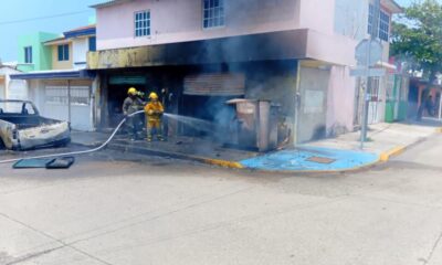 *Explota transformador de CFE y provoca incendio en carpintería y una camioneta en Coatzacoalcos*