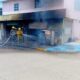 *Explota transformador de CFE y provoca incendio en carpintería y una camioneta en Coatzacoalcos*