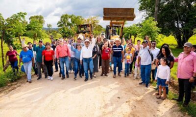 Guillermo Reyes Espronceda da banderazo de inicio al mantenimiento de caminos rurales