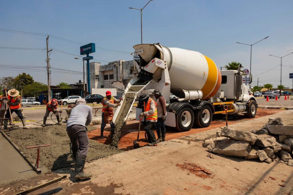 Continúan los trabajos de rehabilitación vial en Minatitlán.