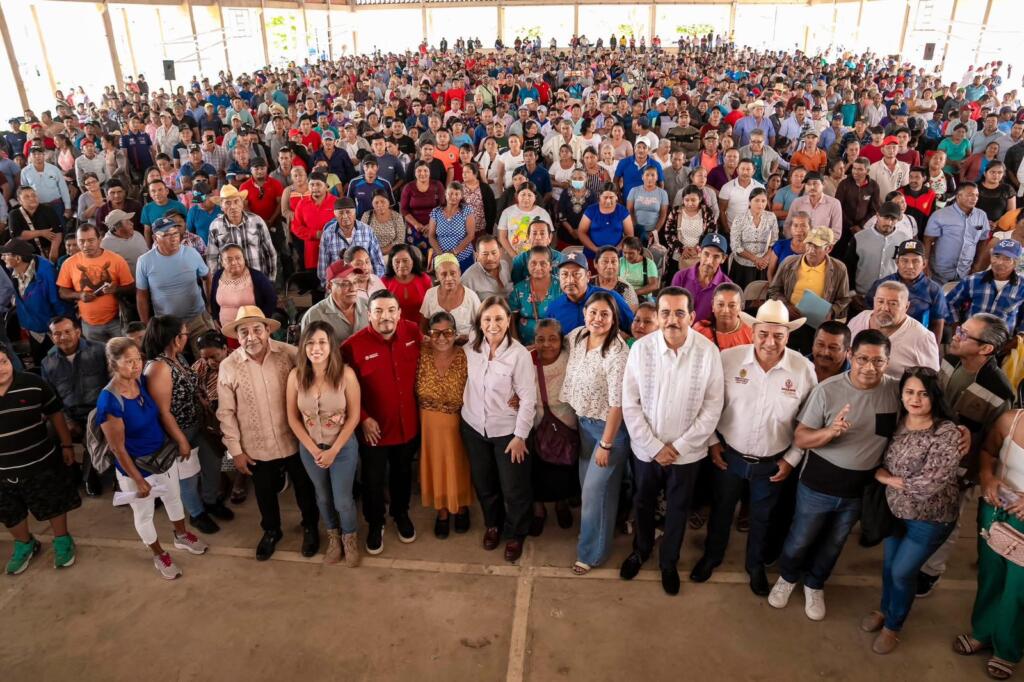 Rocío Nahle entrega tarjetas de BIENPESCA a la zona sur