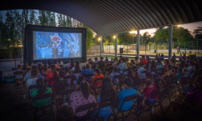 Cine móvil llena de alegría a la niñez de Cosoleacaque