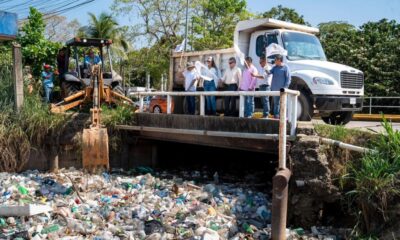 Guillermo Reyes Espronceda da banderazo a trabajos de limpieza del arroyo Acotope