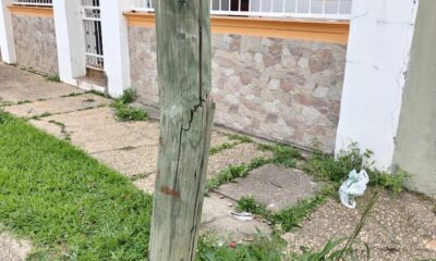 Vecinos de la Petrolera alertan por poste fracturado; denuncian más de un año sin atención de TELMEX