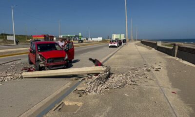 Automovilista ebrio derriba poste de alumbrado público en el malecón