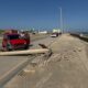 Automovilista ebrio derriba poste de alumbrado público en el malecón