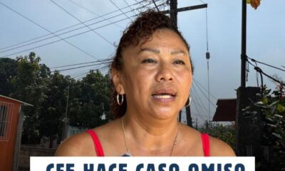 (+VÍDEO) Alertan vecinos por postes en mal estado que podrían provocar un accidente en Martín Lancero; CFE hace caso omiso