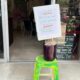 Por las altas temperaturas, una locataria de Coatzacoalcos ofrece vasos de agua a la gente que pasa frente a su negocio