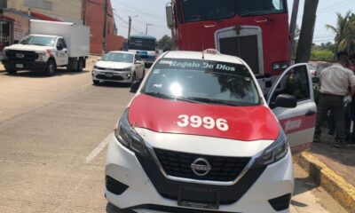 *Tráiler se queda sin frenos en la avenida Universidad de Coatzacoalcos, se detuvo, pero antes arrastró un taxi*