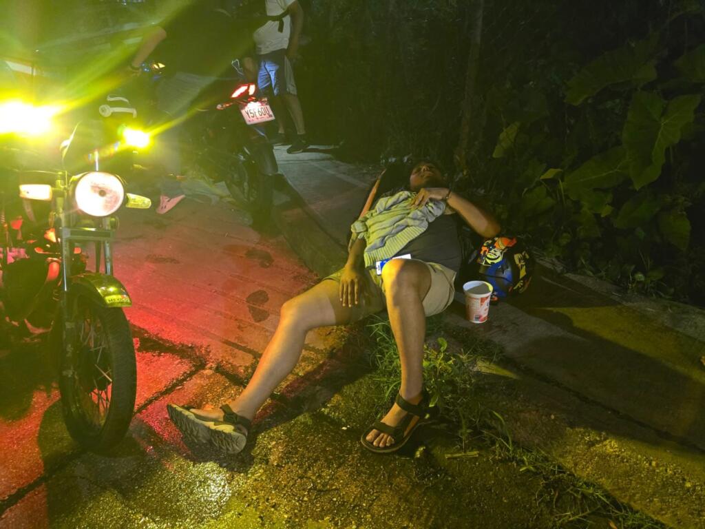 Motociclista repartidor derrapa en avenida cuatro y sufre posible fractura en brazo