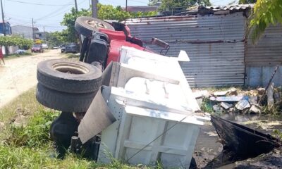 *Volcadura de camión en canal desata alerta entre vecinos de la Progreso y Paz de Coatzacoalcos*