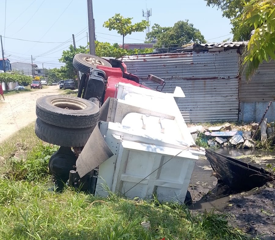 *Volcadura de camión en canal desata alerta entre vecinos de la Progreso y Paz de Coatzacoalcos*