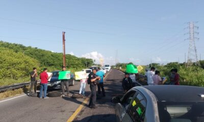 Habitantes de Mundo Nuevo bloquean puente Coatzacoalcos I, exigiendo liberación de dos jóvenes que fueron detenidos por policías estatales