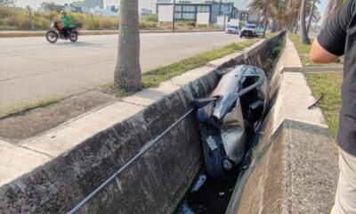*Perdió el control y terminó en canal frente a Plaza Forum Coatzacoalcos