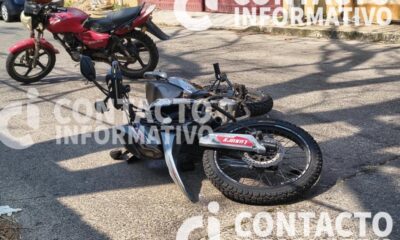 🚨 ¡Sin tiempo de reaccionar! Motociclistas chocan contra puerta y salen proyectados