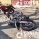 🚨 ¡Sin tiempo de reaccionar! Motociclistas chocan contra puerta y salen proyectados