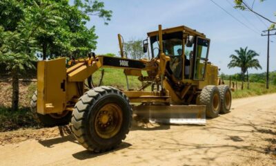 Gobierno de Minatitlán realiza trabajos de rastreo y cuneteo en área rural