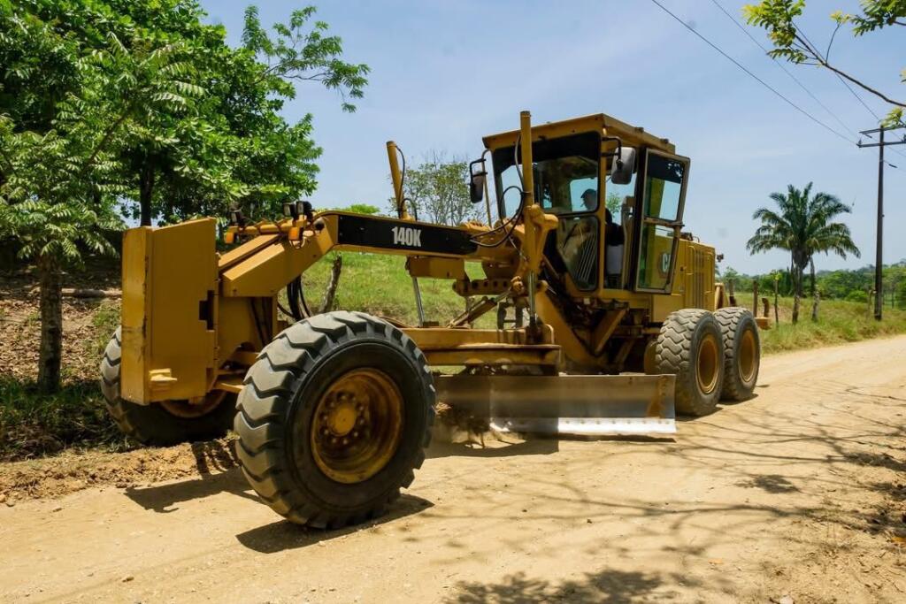 Gobierno de Minatitlán realiza trabajos de rastreo y cuneteo en área rural