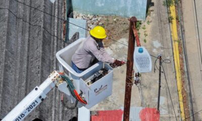 Se realizan trabajos de mantenimiento en luminarias
