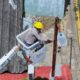 Se realizan trabajos de mantenimiento en luminarias