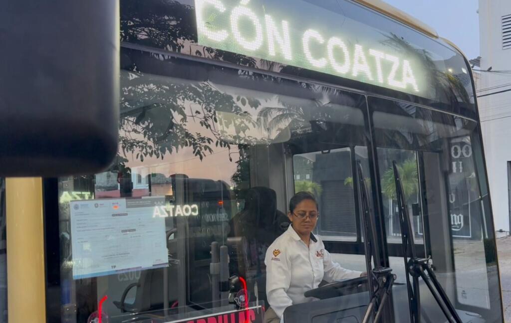 Silvia Hernández, mamá y conductora de unidad Quetzalli de Coatzacoalcos demuestra el valor de ser madre en medio de un trabajo estigmatizado por ser solo para “hombres”