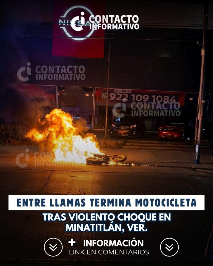 (+VIDEO) Entre llamas termina motocicleta tras violento choque en Minatitlán, Ver.
