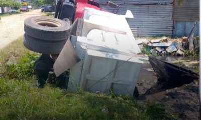 *Volcadura de camión en canal desata alerta entre vecinos de la Progreso y Paz de Coatzacoalcos*
