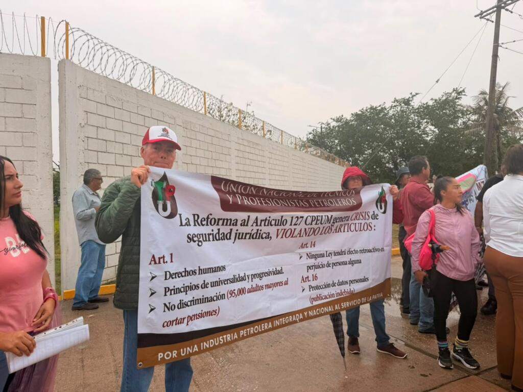 Petroleros jubilados exigen a la presidenta Claudia Sheinbaum respeto a sus pensiones y mejoras en salud