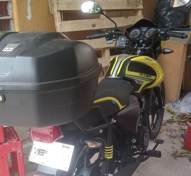 Delincuentes rompen portón y roban motocicleta durante la madrugada en la Insurgentes Sur