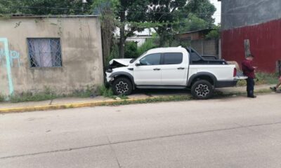 Camioneta se estrella contra una casa en Cosoleacaque; investigan causas del accidente