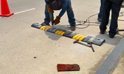 *Para evitar que automovilistas se estrellen contra el muro y terminen en la playa, colocan topes en el malecón a la altura del Holiday Inn*