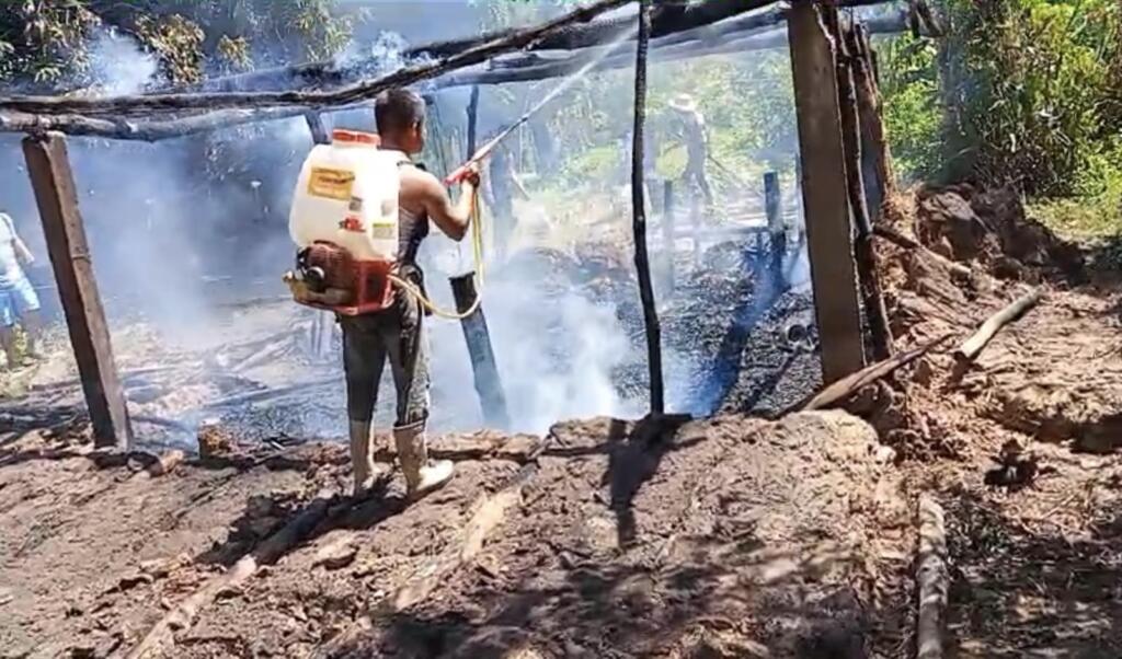 Convocan a solidaridad tras incendio que dejó sin hogar a adulta mayor en zona rural de Minatitlán