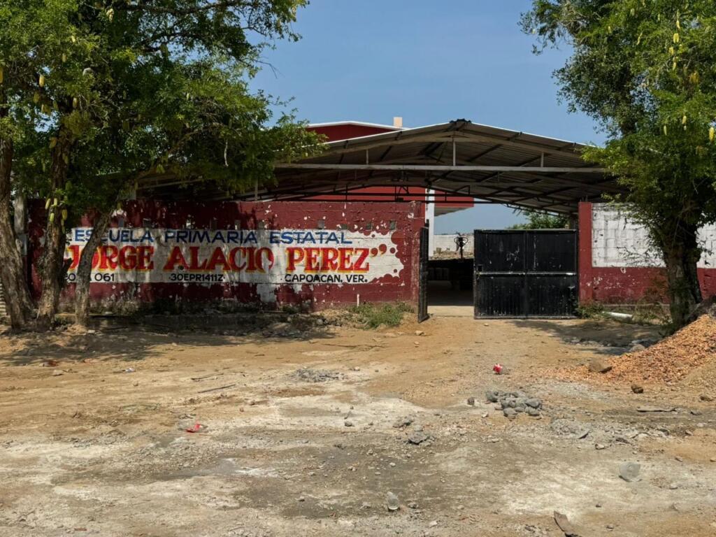 Logran destrabar acceso a escuela Jorge Alacio Pérez en Capoacan; paso será restringido y con condiciones
