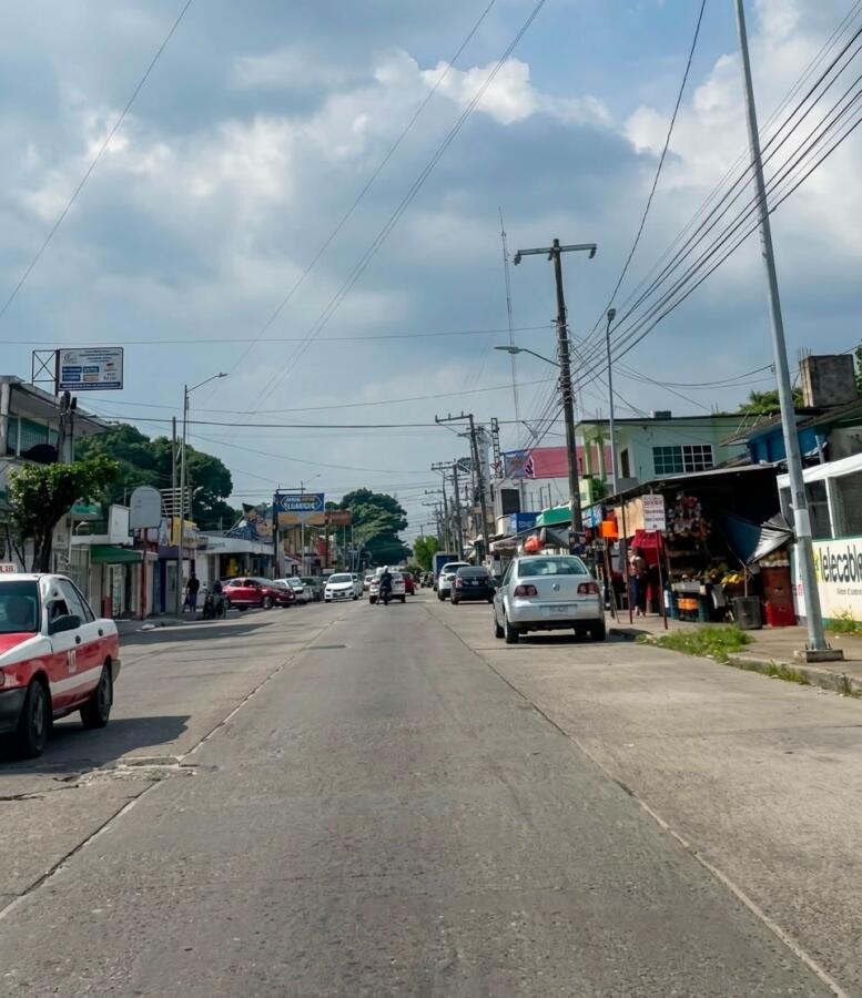 Dueño sorprende a presuntos ladrones y evita el robo de su motocicleta en Minatitlán