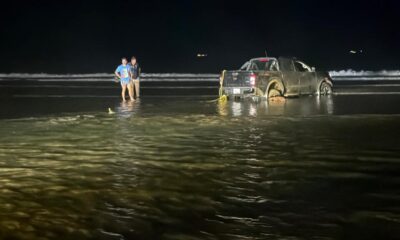 Queda camioneta enterrada por más de cinco horas en la playa de Coatzacoalcos