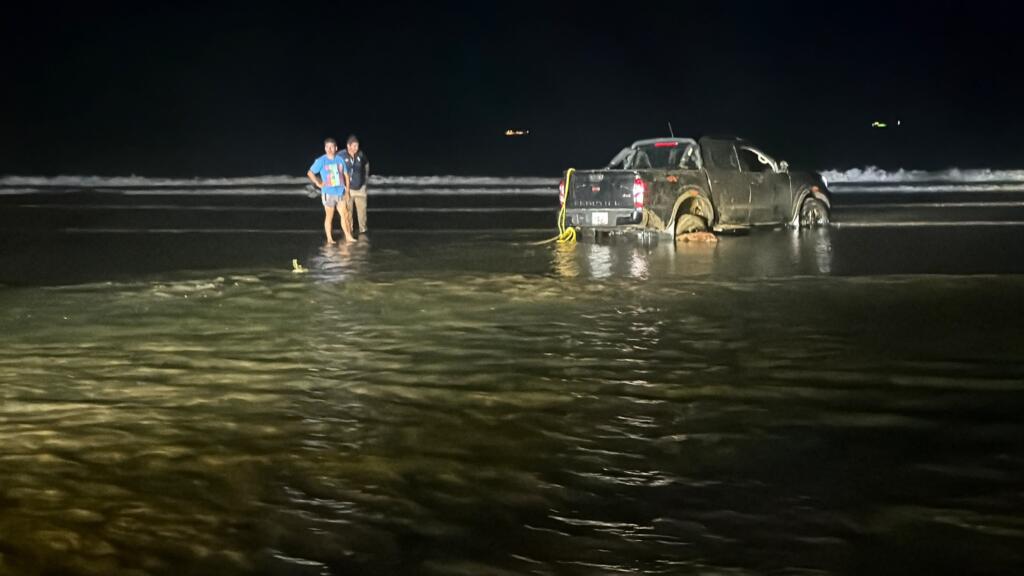 Queda camioneta enterrada por más de cinco horas en la playa de Coatzacoalcos