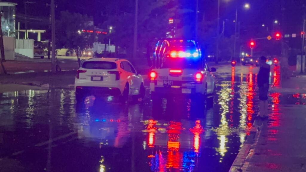 Decenas de vehículos quedan varados en las calles de Coatzacoalcos durante tormenta
