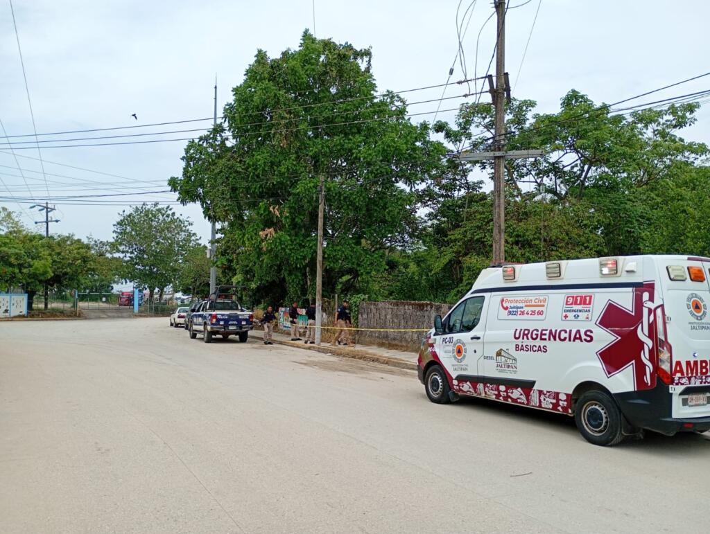 Hallan sin vida a un hombre en un terreno baldío de Jáltipan