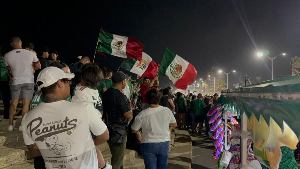 Euforia tricolor invade el malecón de Coatzacoalcos tras goleada de México