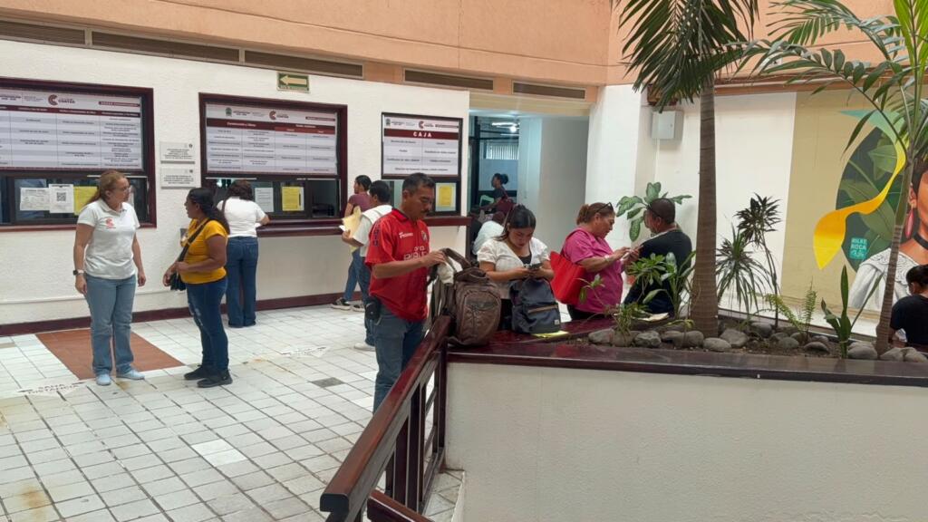 Llegan primeros interesados por las 100 vacantes para albañiles en Coatzacoalcos
